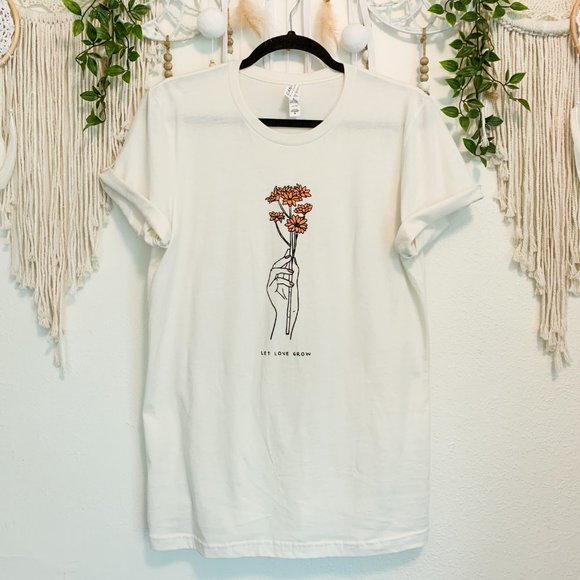 LET LOVE GROW Graphic T-Shirt - Picture 3 of 3